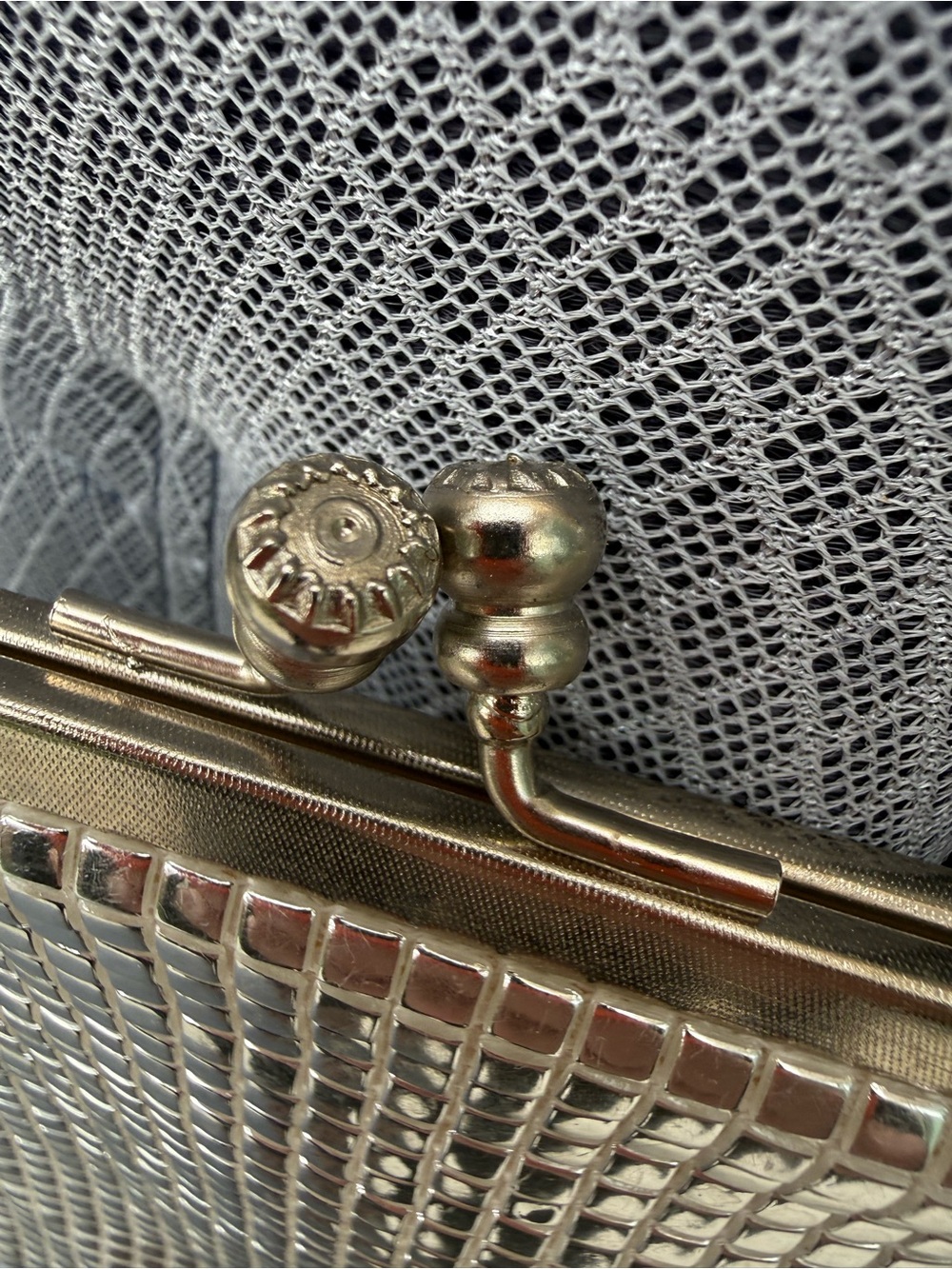 Vintage Silver Metal Mesh Evening Bag Chain Strap Kiss Lock Clutch Fine Arts Bag - Picture 3 of 5